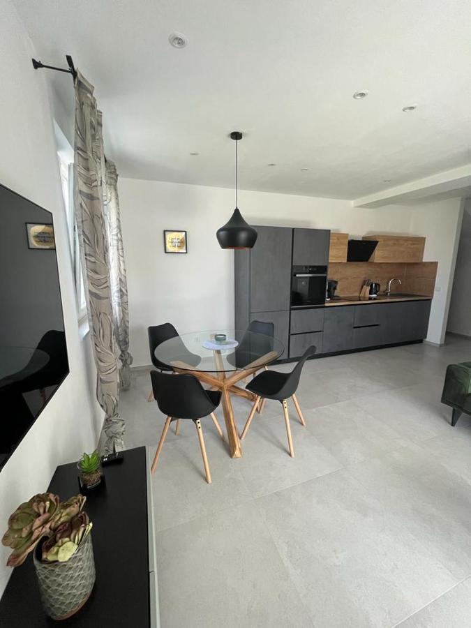 Haus Dalmatia With Heated Pool Lägenhet Bibinje Exteriör bild